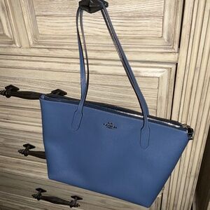 Coach shoulder bag with zipper close